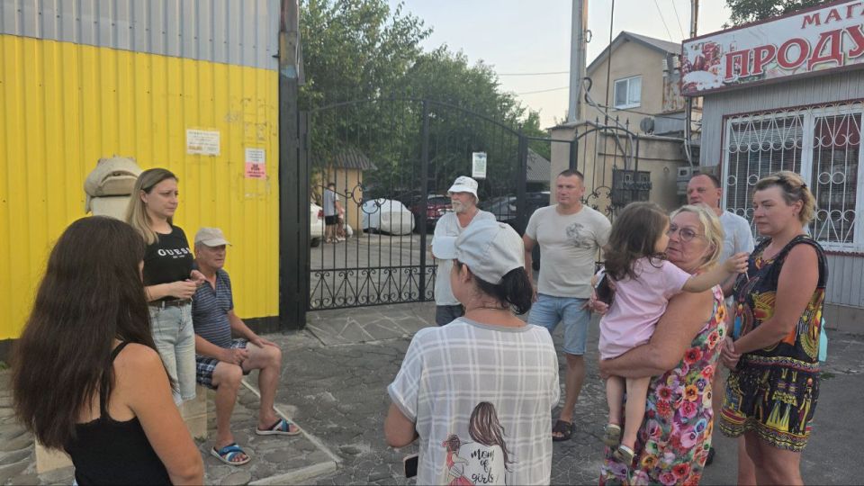 По просьбе жителей Чекалова Эльвина Ивановна, депутат Мангушского муниципального совета, член фракции Всероссийской политической партии «ЕДИНАЯ РОССИЯ» в Мангушском муниципальном совете, сегодня вечером организовала встречу... По просьбе жителей Чекалова Эльвина Ивановна, депутат Мангушского муниципального совета, член фракции Всероссийской политической партии «ЕДИНАЯ РОССИЯ» в Мангушском муниципальном совете, сегодня вечером организовала встречу...