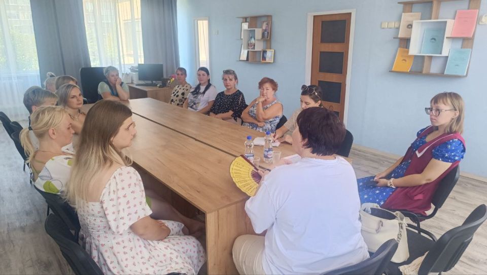 В Кировском лидер общественного мнения встретилась с коллективом дошкольного учреждения В Кировском лидер общественного мнения встретилась с коллективом дошкольного учреждения