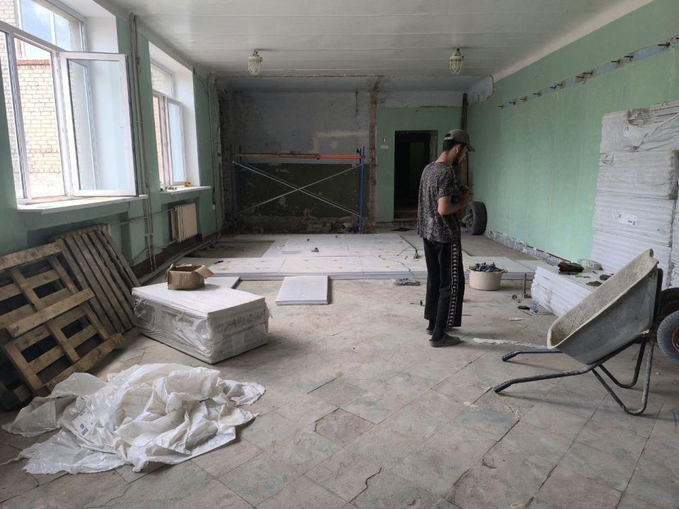 Магаданцы приступили к ремонту малого спортзала в школе № 2 Ждановки Магаданцы приступили к ремонту малого спортзала в школе № 2 Ждановки