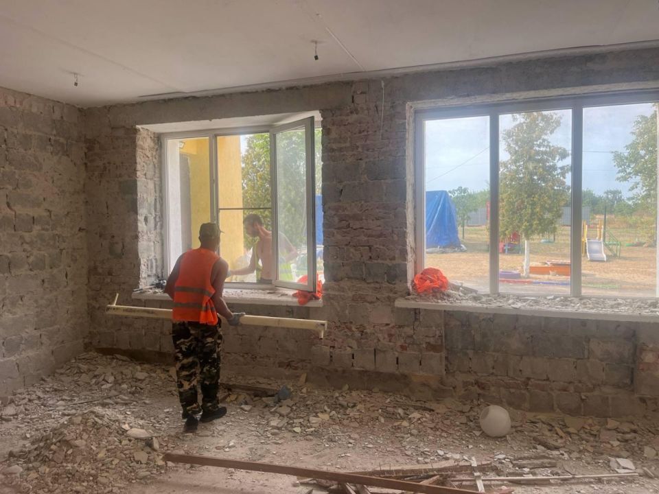Подрядчики Нижегородской области продолжают ремонт детского сада «Дюймовочка» в селе Бердянское Мангушского округа Подрядчики Нижегородской области продолжают ремонт детского сада «Дюймовочка» в селе Бердянское Мангушского округа