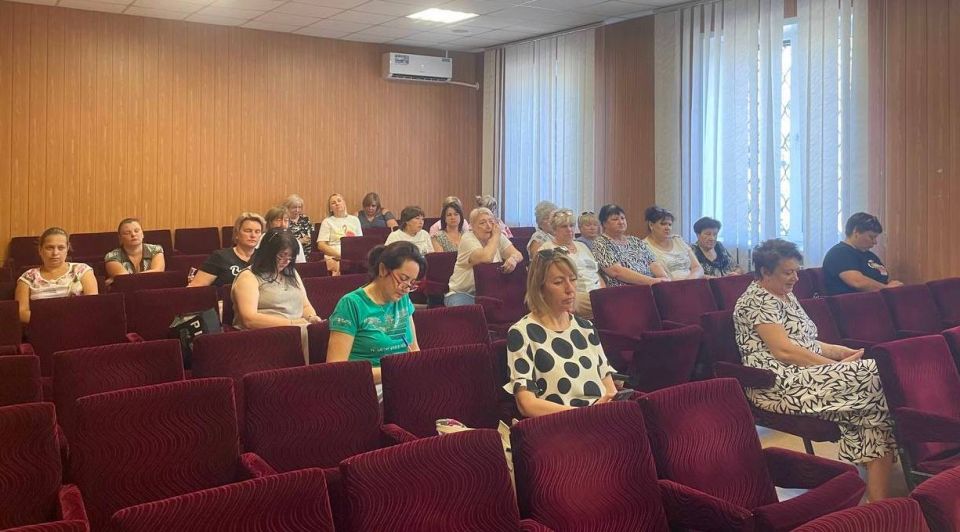 Сегодня руководитель Управы Буденновского внутригородского района Администрации городского округа Донецк Михаил Меренков провел аппаратное совещание с участием депутата Народного совета Донецкой Народной Республики Юрия... Сегодня руководитель Управы Буденновского внутригородского района Администрации городского округа Донецк Михаил Меренков провел аппаратное совещание с участием депутата Народного совета Донецкой Народной Республики Юрия...