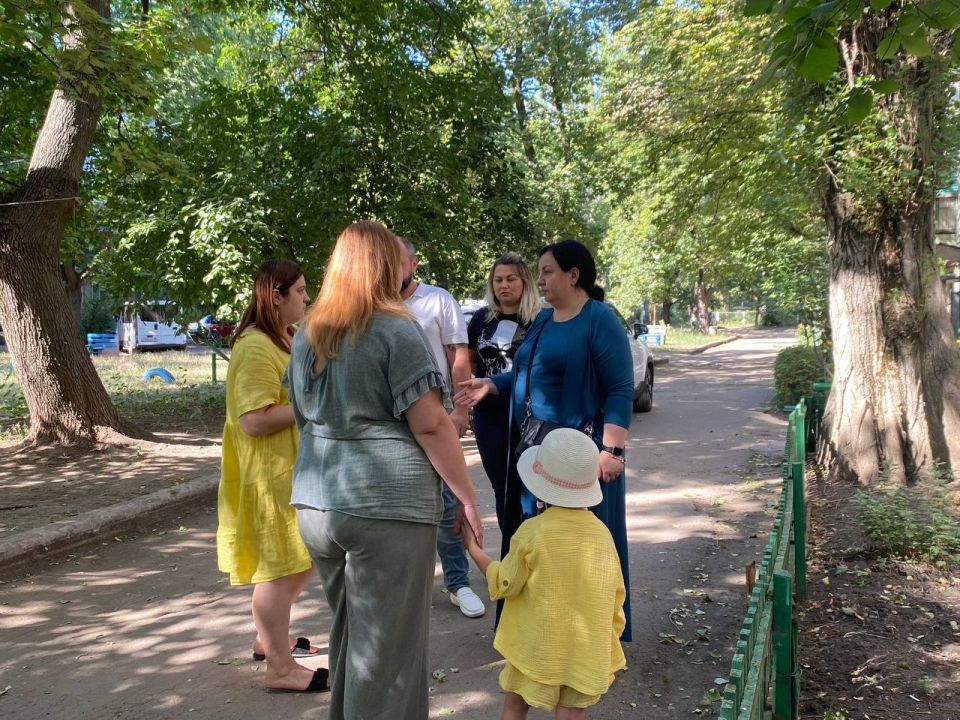 Виктория Жукова: По поручению Главы Республики Дениса Пушилина, проходят многочисленные встречи с трудовыми коллективами, с гражданами, в частности по данной ситуации с водоснабжением встретилась с жителями улицы Вокзальная... Виктория Жукова: По поручению Главы Республики Дениса Пушилина, проходят многочисленные встречи с трудовыми коллективами, с гражданами, в частности по данной ситуации с водоснабжением встретилась с жителями улицы Вокзальная...