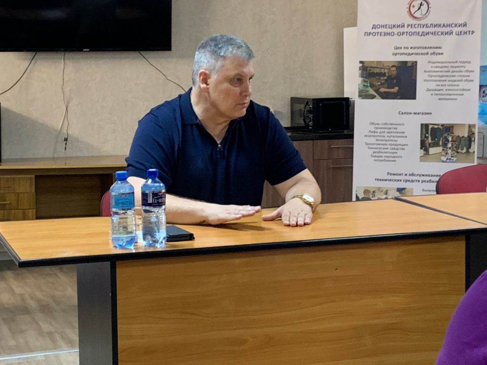 Юрий Покинтелица: Сегодня вместе с директором Департамента соцзащиты Минтруда ДНР Викторией Пикинер провели встречу с трудовым коллективом предприятия Юрий Покинтелица: Сегодня вместе с директором Департамента соцзащиты Минтруда ДНР Викторией Пикинер провели встречу с трудовым коллективом предприятия