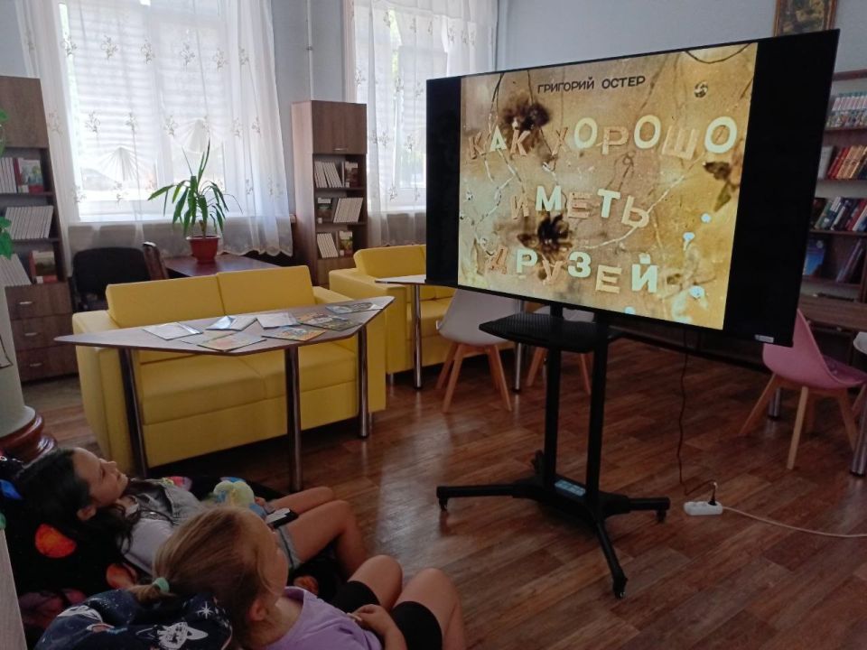 Дружба - это те отношения, в которые человек погружается ещё в детстве Дружба - это те отношения, в которые человек погружается ещё в детстве