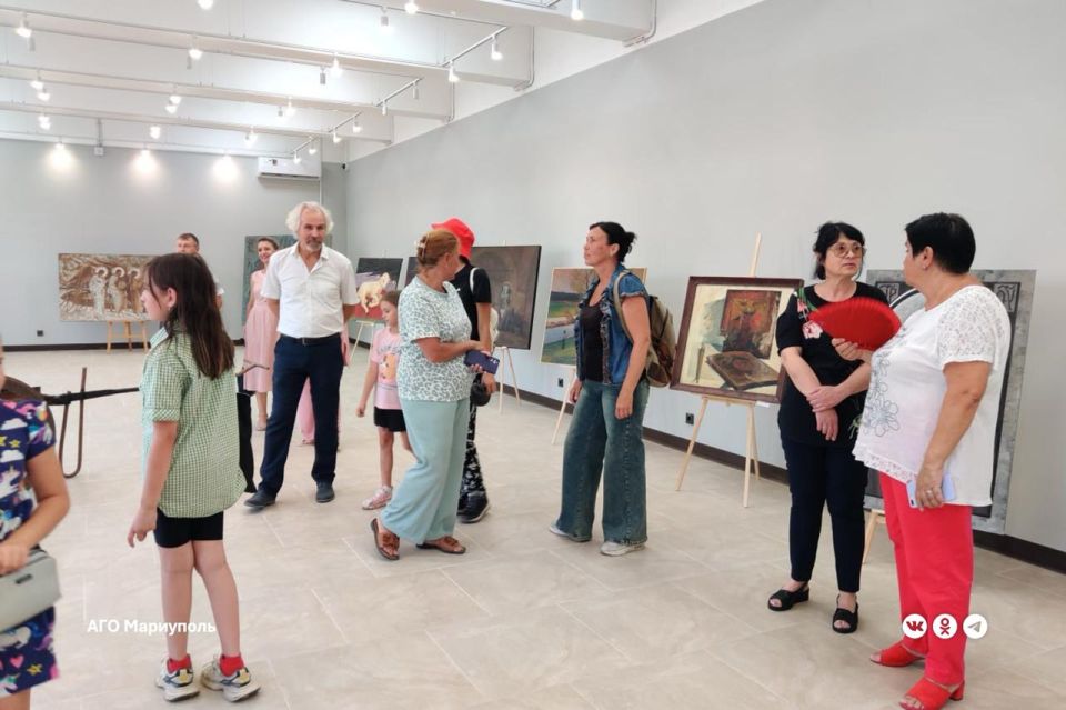В мариупольском краеведческом музее открылась выставка «С нами бог!», где представлены 69 работ московских и мариупольских художников В мариупольском краеведческом музее открылась выставка «С нами бог!», где представлены 69 работ московских и мариупольских художников