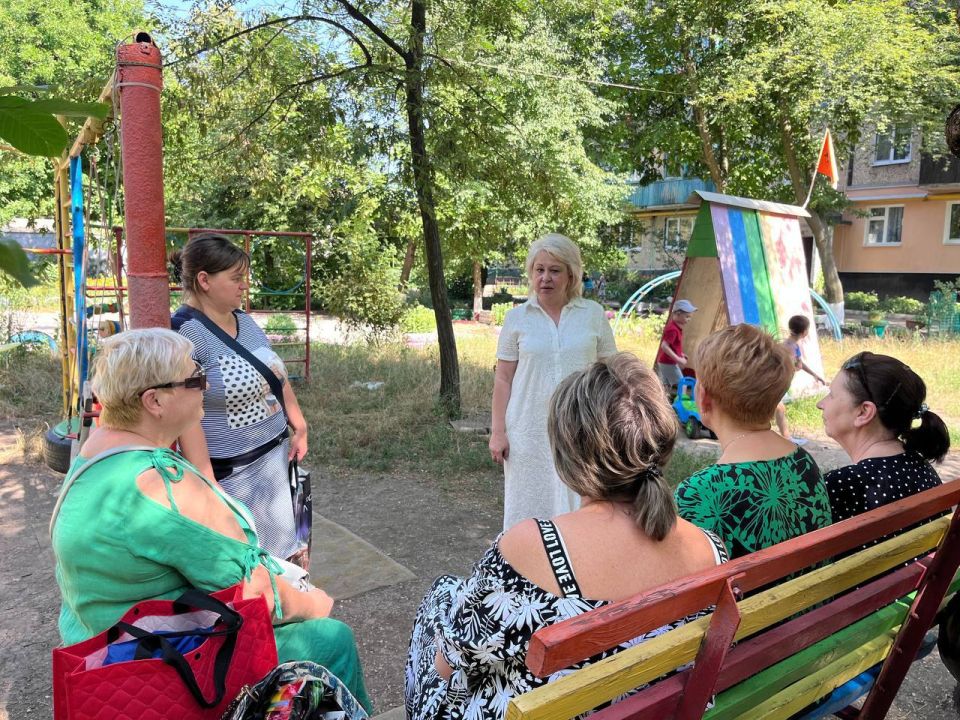 30 июля первый заместитель руководителя Управы Центрально-Городского района Инна Кисенко совместно с заместителем главы Администрации городского округа Макеевка Ириной Сидякиной провели встречу с жителями в МТСЖ... 30 июля первый заместитель руководителя Управы Центрально-Городского района Инна Кисенко совместно с заместителем главы Администрации городского округа Макеевка Ириной Сидякиной провели встречу с жителями в МТСЖ...