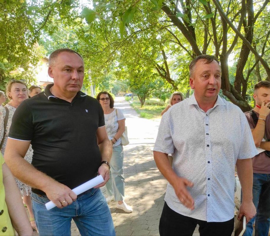 По поручению Главы Донецкой Народной Республики Дениса Пушилина руководитель Управы Буденновского внутригородского района Михаил Меренков провел встречу с жителями, на которой разъяснил дополнительные шаги по преодолению... По поручению Главы Донецкой Народной Республики Дениса Пушилина руководитель Управы Буденновского внутригородского района Михаил Меренков провел встречу с жителями, на которой разъяснил дополнительные шаги по преодолению...