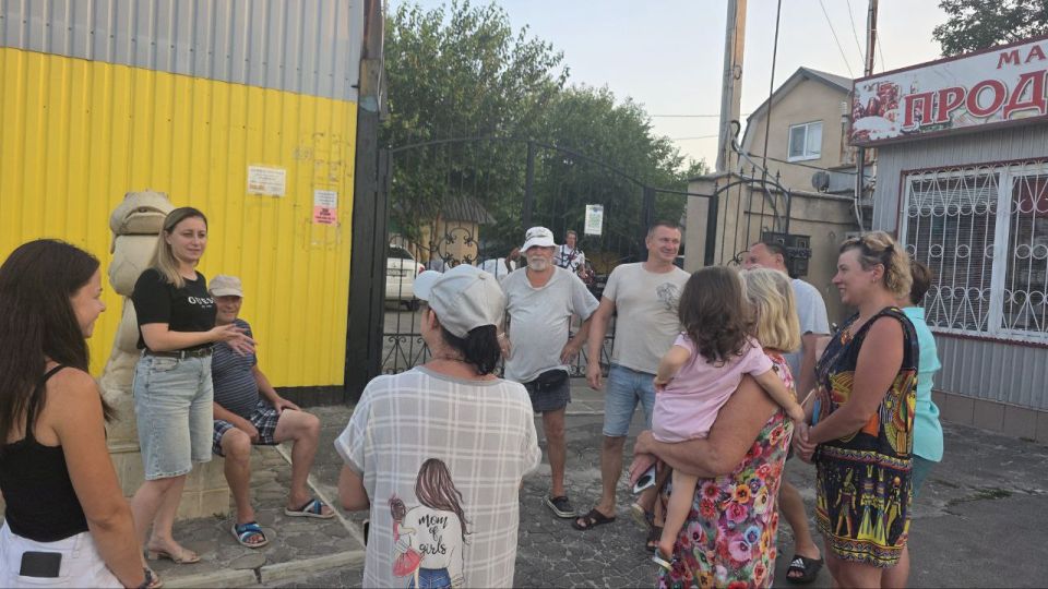 По просьбе жителей Чекалова Эльвина Ивановна, депутат Мангушского муниципального совета, член фракции Всероссийской политической партии «ЕДИНАЯ РОССИЯ» в Мангушском муниципальном совете, сегодня вечером организовала встречу... По просьбе жителей Чекалова Эльвина Ивановна, депутат Мангушского муниципального совета, член фракции Всероссийской политической партии «ЕДИНАЯ РОССИЯ» в Мангушском муниципальном совете, сегодня вечером организовала встречу...