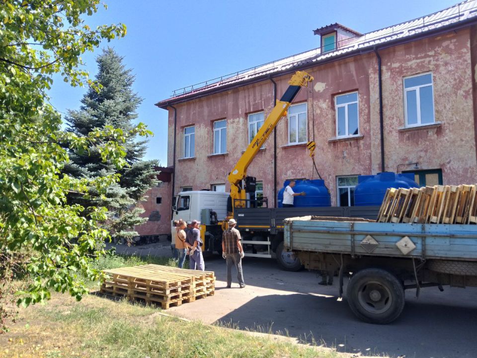 В Кировском внутригородском районе ведутся работы по установке ёмкостей для разбора воды В Кировском внутригородском районе ведутся работы по установке ёмкостей для разбора воды