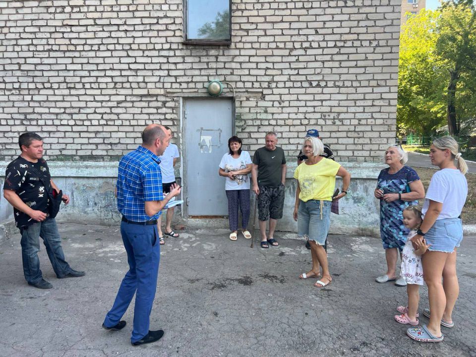 По поручению Главы ДНР Дениса Пушилина 30.07.2025 по адресу: г. Донецк, ул. Куйбышева, д. 4 состоялась встреча заместителя руководителя Управы Ленинского внутригородского района Администрации городского округа Донецк... По поручению Главы ДНР Дениса Пушилина 30.07.2025 по адресу: г. Донецк, ул. Куйбышева, д. 4 состоялась встреча заместителя руководителя Управы Ленинского внутригородского района Администрации городского округа Донецк...