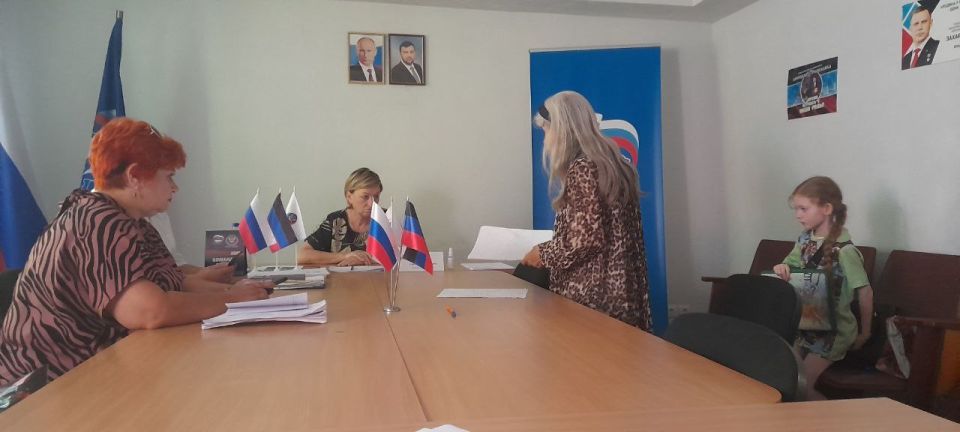 Роман Конев: Состоялся приём граждан депутатом Горловского городского совета Донецкой Народной Республики первого созыва Светланой Евсеенко в местной общественной приёмной Председателя Партии «ЕДИНАЯ РОССИЯ» Дмитрия... Роман Конев: Состоялся приём граждан депутатом Горловского городского совета Донецкой Народной Республики первого созыва Светланой Евсеенко в местной общественной приёмной Председателя Партии «ЕДИНАЯ РОССИЯ» Дмитрия...