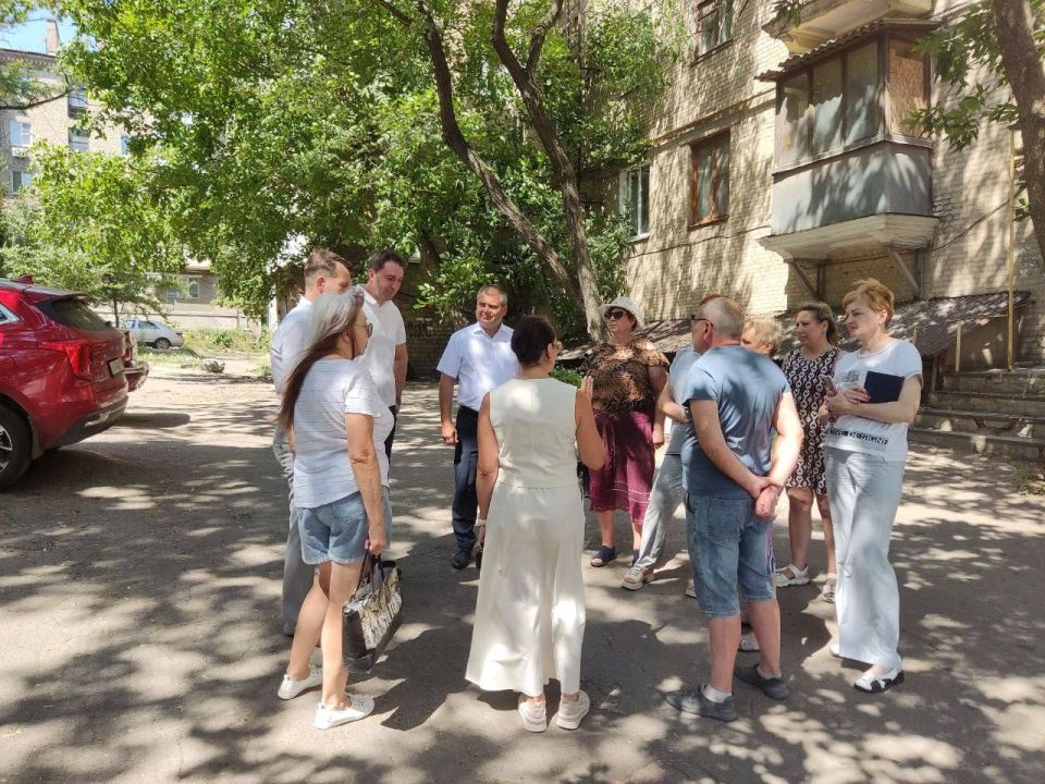 Продолжаются сходы с жителями Ленинского района города Донецка Продолжаются сходы с жителями Ленинского района города Донецка