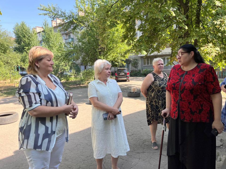 30 июля первый заместитель руководителя Управы Центрально-Городского района Инна Кисенко совместно с заместителем главы Администрации городского округа Макеевка Ириной Сидякиной провели встречу с жителями в МТСЖ... 30 июля первый заместитель руководителя Управы Центрально-Городского района Инна Кисенко совместно с заместителем главы Администрации городского округа Макеевка Ириной Сидякиной провели встречу с жителями в МТСЖ...