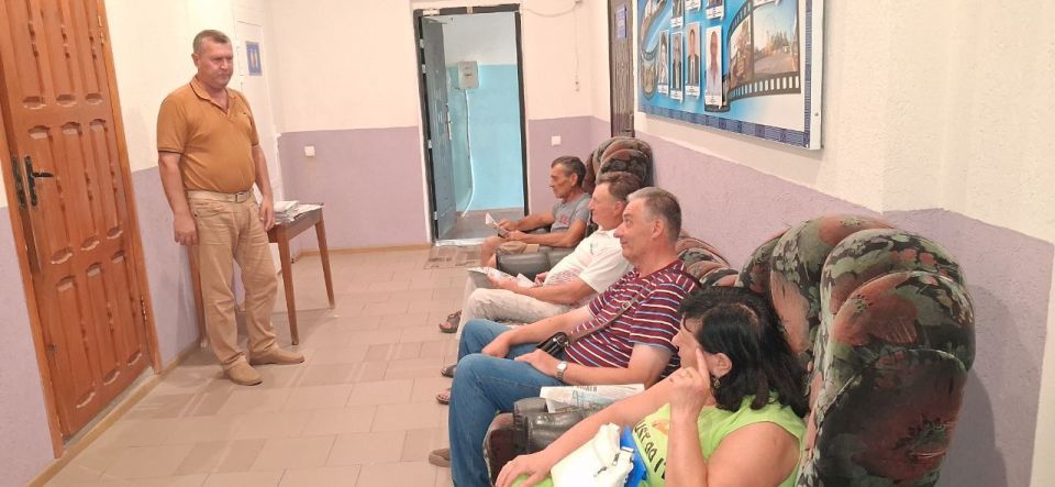 Сегодня в Урзуфе прошла продуктивная встреча заведующего Урзуфским территориальным сектором, Николая Ивановича Аджавенко, с жителями села Сегодня в Урзуфе прошла продуктивная встреча заведующего Урзуфским территориальным сектором, Николая Ивановича Аджавенко, с жителями села