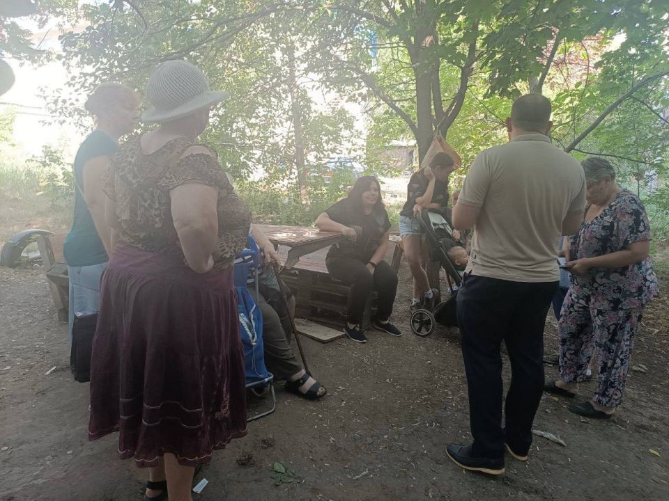 Продолжаются сходы с жителями Ленинского района города Донецка Продолжаются сходы с жителями Ленинского района города Донецка