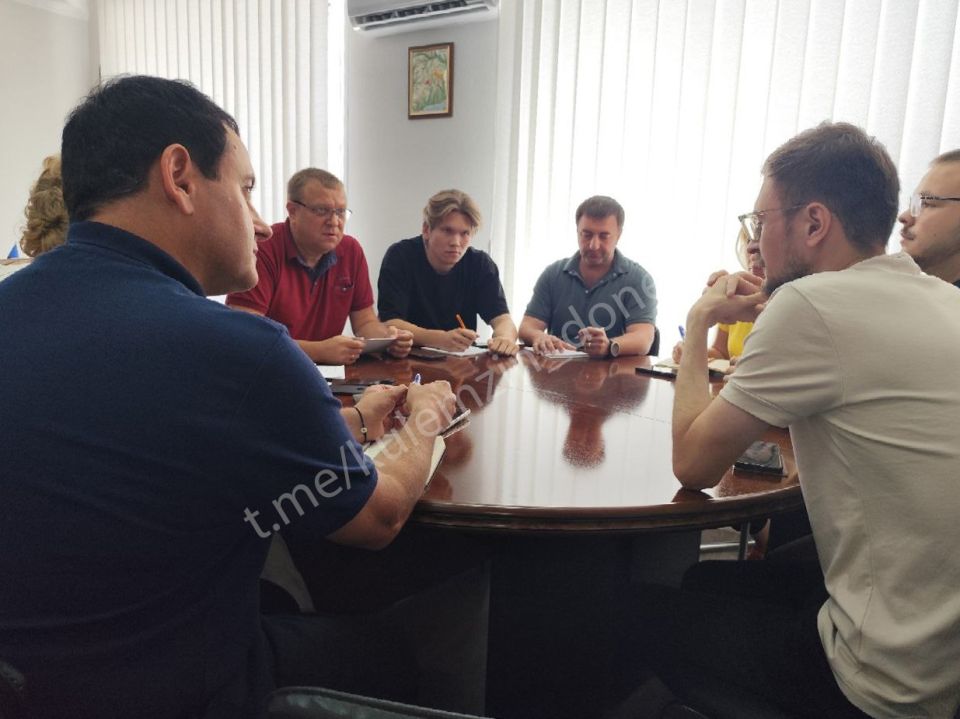 Сегодня в администрации городского округа Донецк состоялось совещание с руководителями ресурсного центра добровольчества в ДНР, посвящённое ключевым инициативам развития нашего города Сегодня в администрации городского округа Донецк состоялось совещание с руководителями ресурсного центра добровольчества в ДНР, посвящённое ключевым инициативам развития нашего города