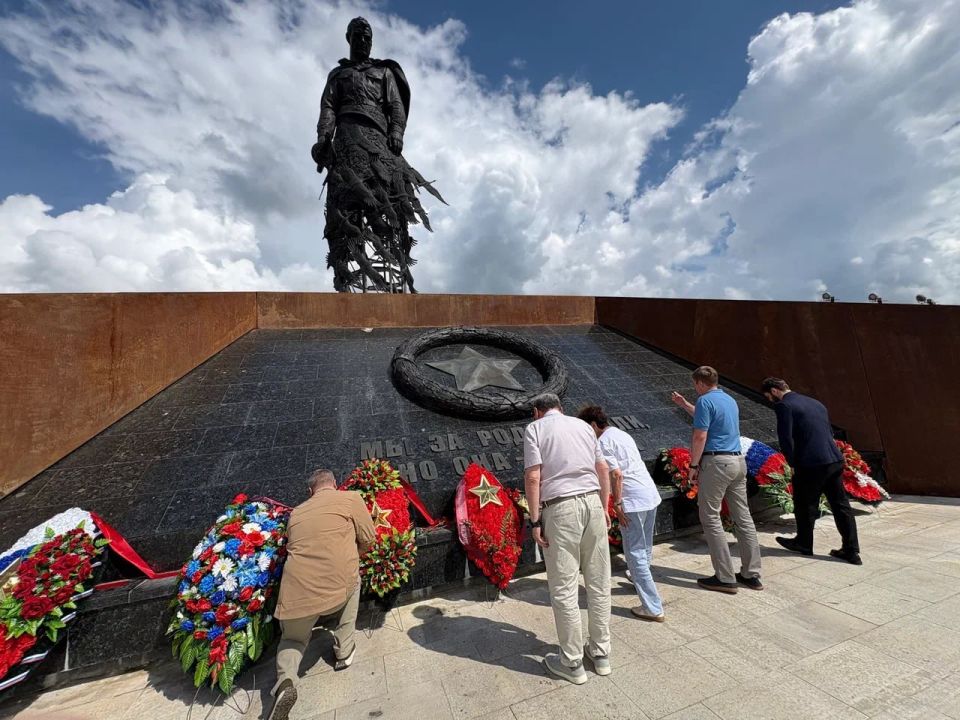 Молодежь ДНР и Дальнего Востока на «Вахте памяти» во Ржеве Молодежь ДНР и Дальнего Востока на «Вахте памяти» во Ржеве
