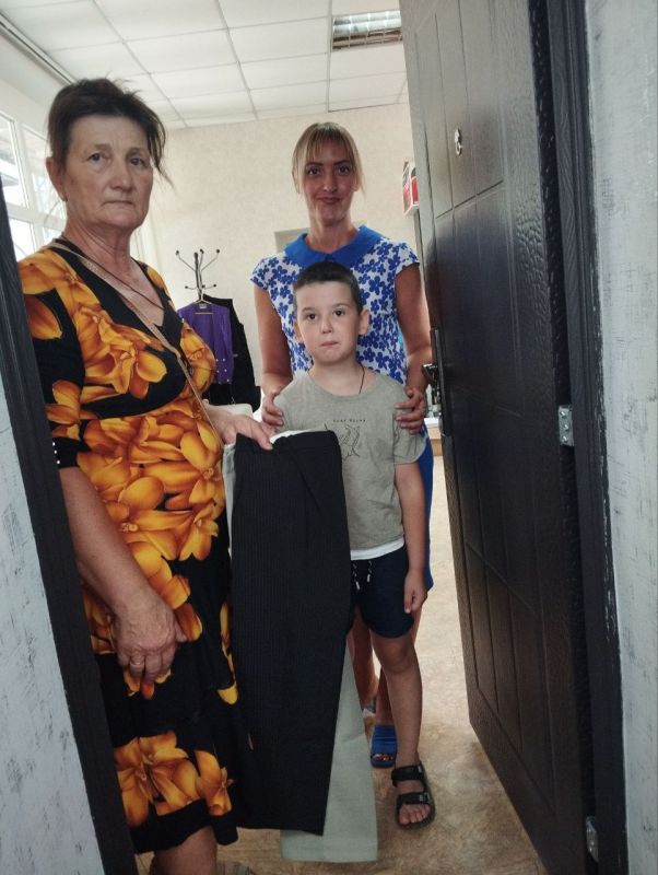 В Мангушском муниципальном округе активно продолжается раздача гуманитарной помощи в виде одежды и музыкальных колонок, предоставленной Союзом женщин ДНР и общественной организацией "Русский мир" В Мангушском муниципальном округе активно продолжается раздача гуманитарной помощи в виде одежды и музыкальных колонок, предоставленной Союзом женщин ДНР и общественной организацией "Русский мир"