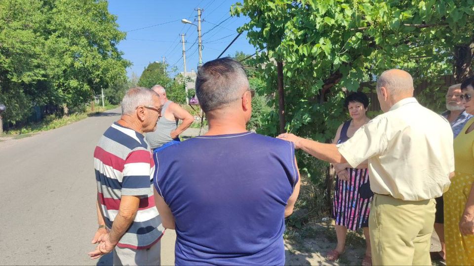 Продолжаются сходы с жителями Ленинского района города Донецка Продолжаются сходы с жителями Ленинского района города Донецка