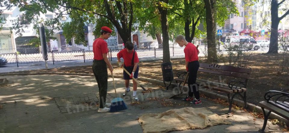 31 июля в сквере «Россия» города Донецка прошла акция «Чистый четверг» 31 июля в сквере «Россия» города Донецка прошла акция «Чистый четверг»