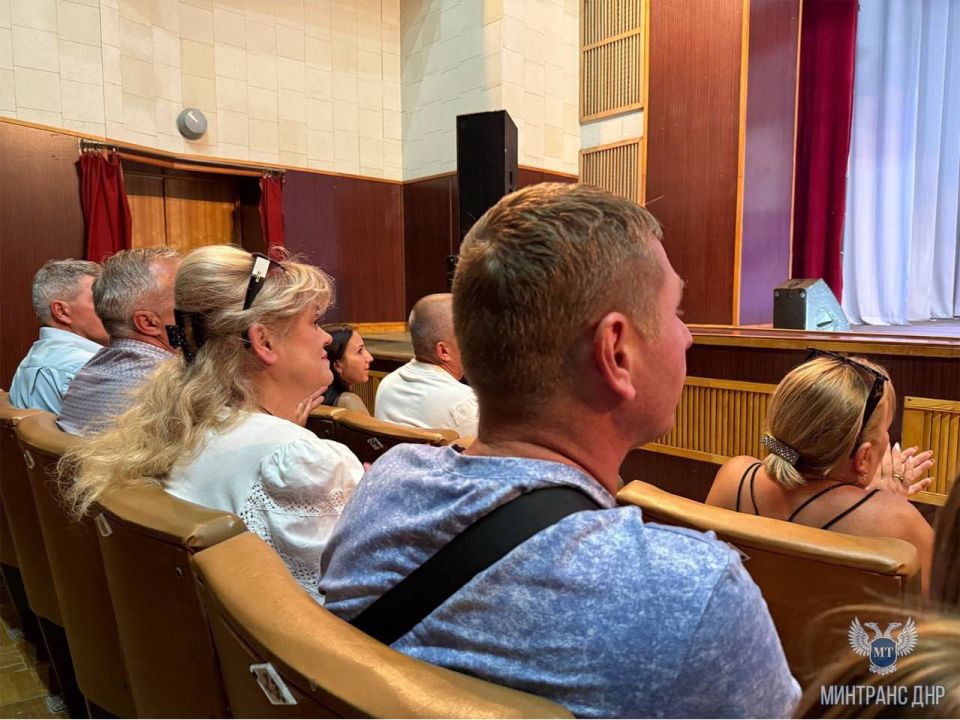 В преддверии Дня железнодорожника специалисты Минтранса ДНР поздравили работников железнодорожной отрасли в Дебальцево и Иловайске В преддверии Дня железнодорожника специалисты Минтранса ДНР поздравили работников железнодорожной отрасли в Дебальцево и Иловайске
