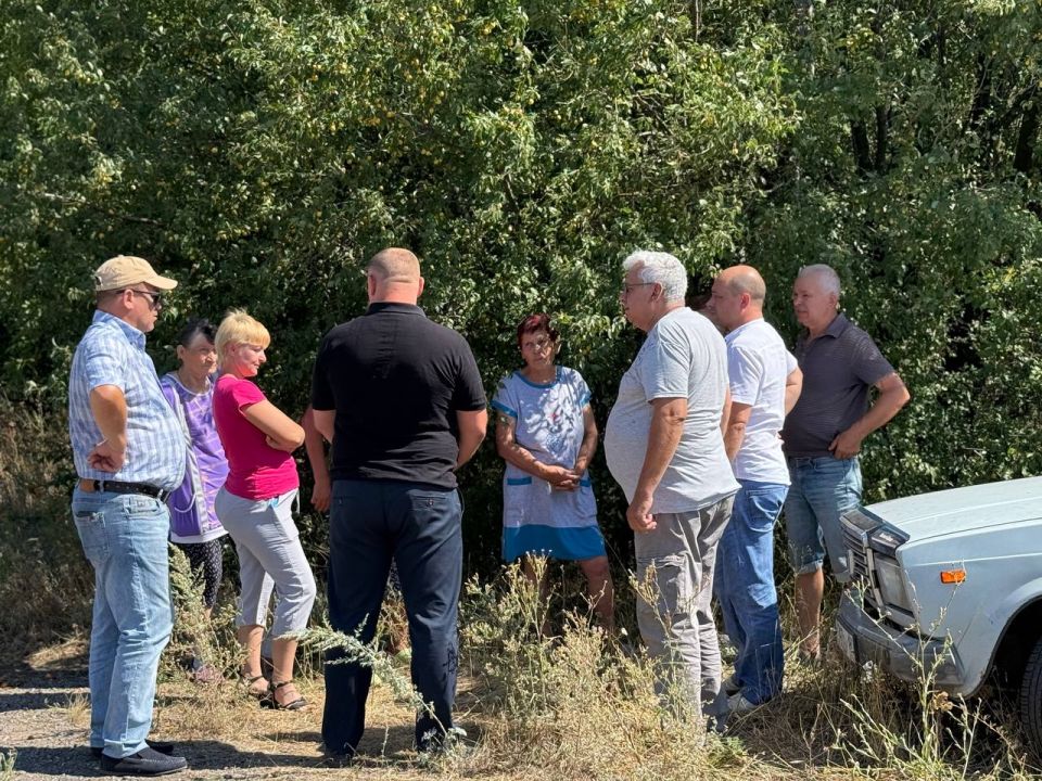 Сход граждан. 31 июля в селе Вербовка состоялась встреча первого заместителя главы администрации городского округа Иловайск Свердлова Михаила Николаевича с местными жителями Сход граждан. 31 июля в селе Вербовка состоялась встреча первого заместителя главы администрации городского округа Иловайск Свердлова Михаила Николаевича с местными жителями
