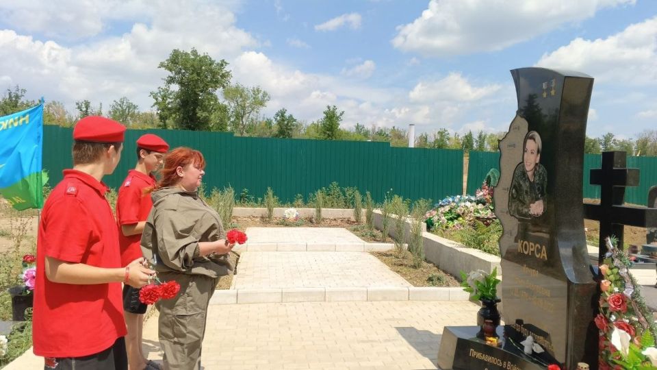 Юнармейцы ВПК «КОРСА» имени Героя РФ, Героя ДНР Ольги Сергеевны Качуры, провели благоустройство и навели порядок на могиле легендарного командира Юнармейцы ВПК «КОРСА» имени Героя РФ, Героя ДНР Ольги Сергеевны Качуры, провели благоустройство и навели порядок на могиле легендарного командира