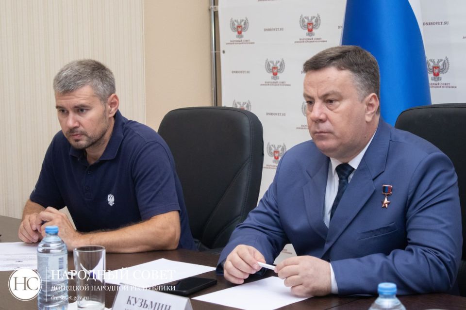 Константин Кузьмин: Сегодня на расширенном заседании Комитета Народного Совета по вопросам агропромышленного комплекса, земельных отношений обсудили один из вопросов, который постоянно звучит на сходах граждан: кронирование... Константин Кузьмин: Сегодня на расширенном заседании Комитета Народного Совета по вопросам агропромышленного комплекса, земельных отношений обсудили один из вопросов, который постоянно звучит на сходах граждан: кронирование...