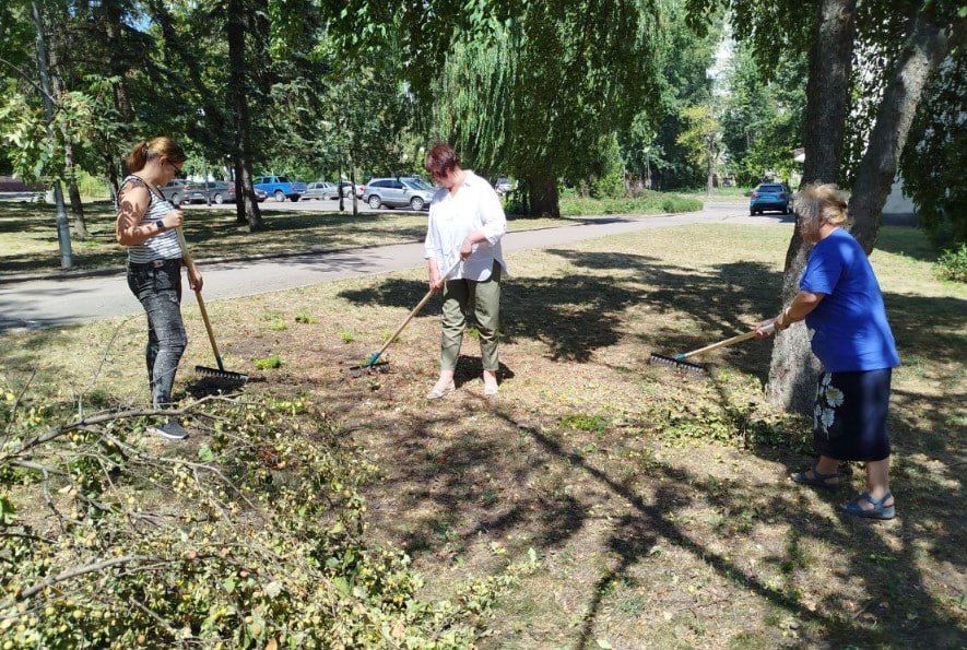 Валентин Левченко: В рамках акции "Чистый четверг" партийного проекта "Городская среда", сотрудники Управы продолжают помогать коммунальным службам и наводить порядок на общественных территориях Валентин Левченко: В рамках акции "Чистый четверг" партийного проекта "Городская среда", сотрудники Управы продолжают помогать коммунальным службам и наводить порядок на общественных территориях