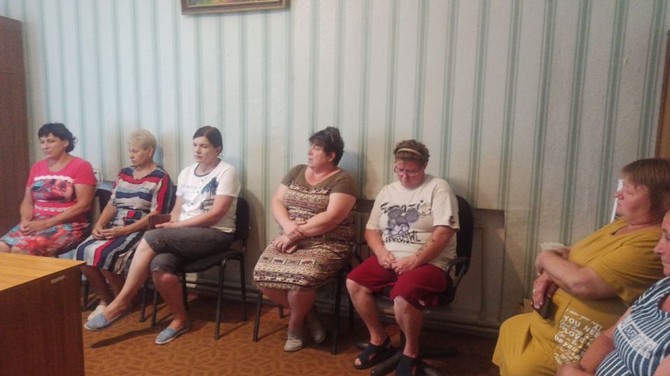 В рамках партийного проекта "Школа ЖКХ" проведена встреча с местными жителями села Мичурино, на которой присутствовал и отвечал на интересующее вопросы и.о. главы Администрации Тельмановского м.о В рамках партийного проекта "Школа ЖКХ" проведена встреча с местными жителями села Мичурино, на которой присутствовал и отвечал на интересующее вопросы и.о. главы Администрации Тельмановского м.о