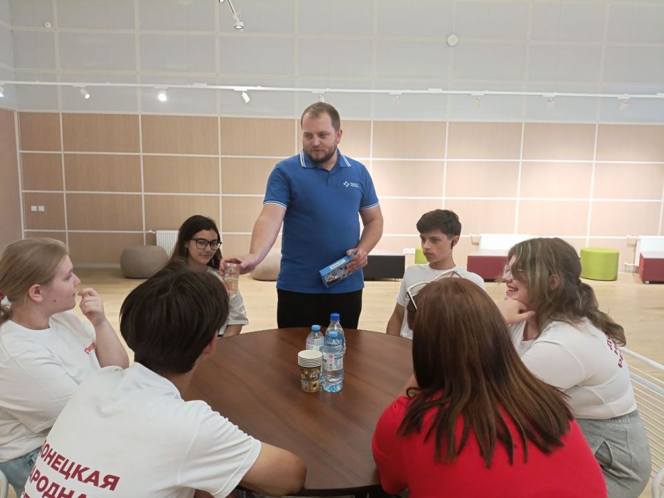 31 июля 2025 года в Доме молодежи города Волновахи специалисты Волновахского районного центра 31 июля 2025 года в Доме молодежи города Волновахи специалисты Волновахского районного центра