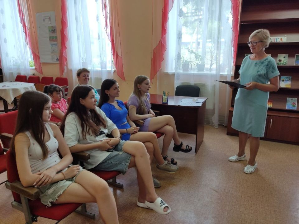 В МБУ «Николаевский сельский дом культуры» прошел информационный час «Работник культуры – это почетно» для детей-участников художественной самодеятельности В МБУ «Николаевский сельский дом культуры» прошел информационный час «Работник культуры – это почетно» для детей-участников художественной самодеятельности