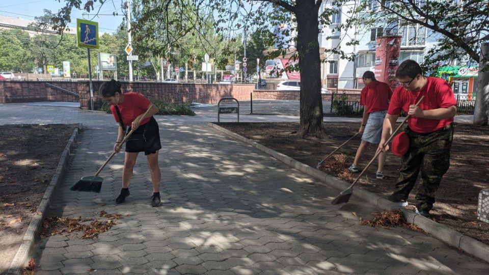 Сегодня 31.07.2025 юнармецы города Донецк приняли участие в общегородском субботнике в рамках акции «Чистый четверг» вместе с представителями городской власти и общественными организациями Сегодня 31.07.2025 юнармецы города Донецк приняли участие в общегородском субботнике в рамках акции «Чистый четверг» вместе с представителями городской власти и общественными организациями