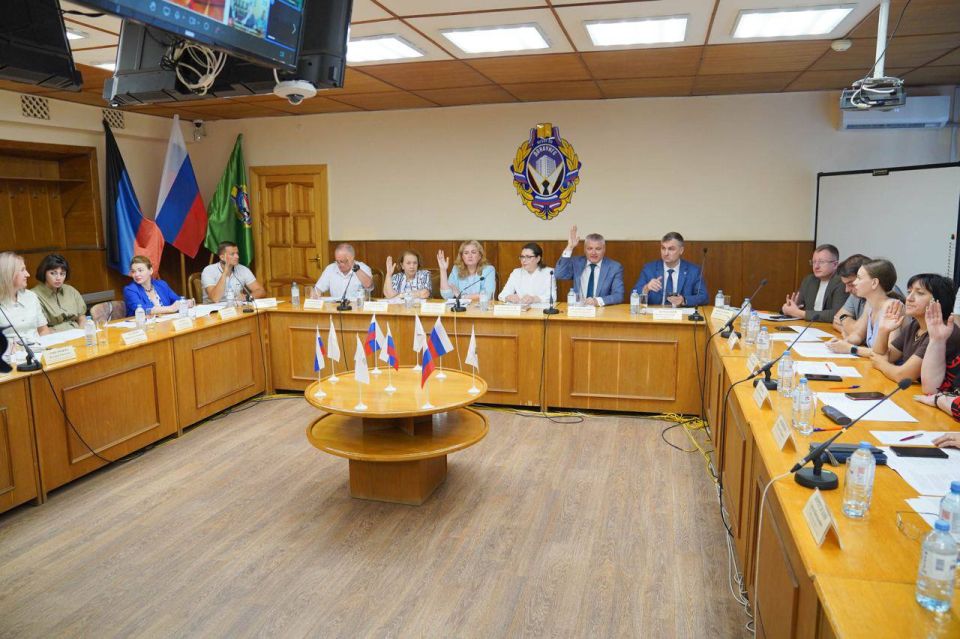 Председатель #Комитет_по_промышленности_и_торговле Виктор Николаенко принял участие в заседании Совета Консорциума образовательных организаций высшего образования приграничных и новых территорий Российской Федерации... Председатель #Комитет_по_промышленности_и_торговле Виктор Николаенко принял участие в заседании Совета Консорциума образовательных организаций высшего образования приграничных и новых территорий Российской Федерации...