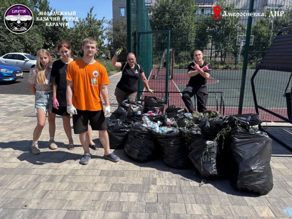 Чистота залог успеха!. Активная молодёжь города Амвросиевка, юные сторонники Всероссийской политической партии "Единая Россия" навели порядок на детской игровой и спортивной площадках в микрорайоне Черёмушки по ул.Дружбы Чистота залог успеха!. Активная молодёжь города Амвросиевка, юные сторонники Всероссийской политической партии "Единая Россия" навели порядок на детской игровой и спортивной площадках в микрорайоне Черёмушки по ул.Дружбы