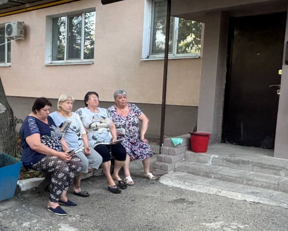 Управляющий делами администрации Мангушского муниципального округа, координатор проекта «Управдом» Наталья Анатольевна Паршина провела встречу с жителями центрального микрорайона по улице Чкалова в пгт Мангуш Управляющий делами администрации Мангушского муниципального округа, координатор проекта «Управдом» Наталья Анатольевна Паршина провела встречу с жителями центрального микрорайона по улице Чкалова в пгт Мангуш