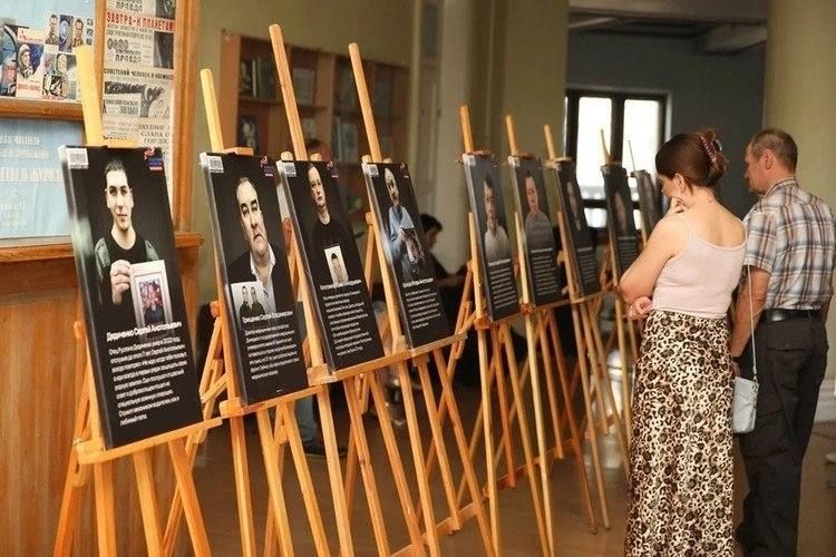 «История каждого достойна гордости и уважения»: в Донецкой научной библиотеке открылась фотовыставка «Отец Героя» «История каждого достойна гордости и уважения»: в Донецкой научной библиотеке открылась фотовыставка «Отец Героя»
