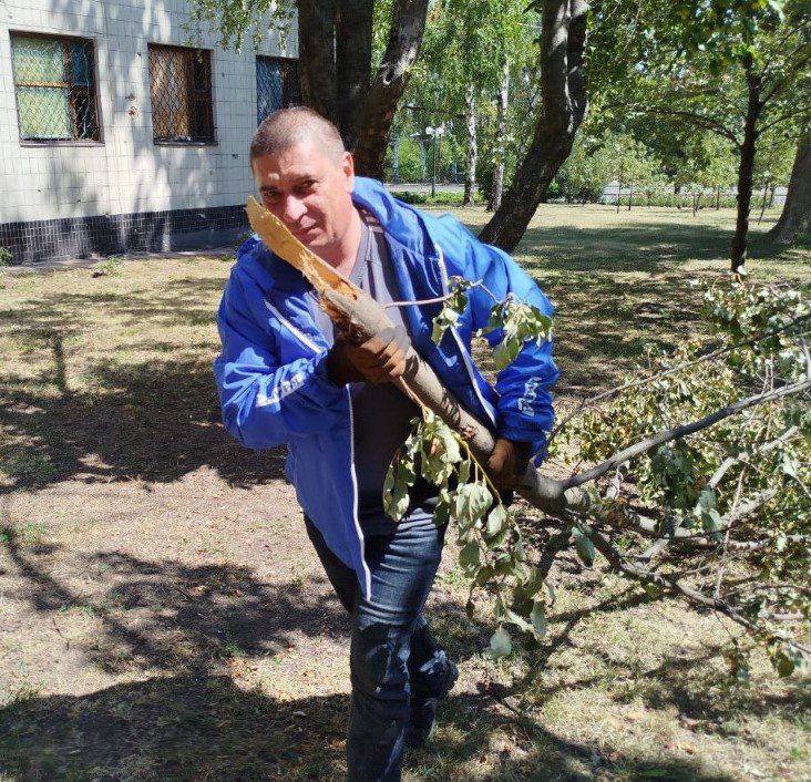 Валентин Левченко: В рамках акции "Чистый четверг" партийного проекта "Городская среда", сотрудники Управы продолжают помогать коммунальным службам и наводить порядок на общественных территориях Валентин Левченко: В рамках акции "Чистый четверг" партийного проекта "Городская среда", сотрудники Управы продолжают помогать коммунальным службам и наводить порядок на общественных территориях