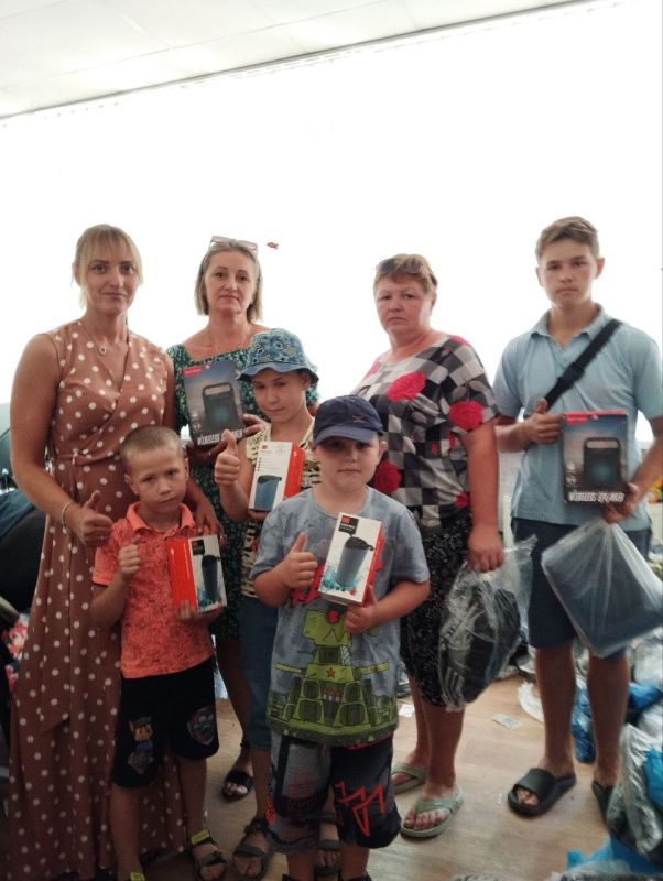 В Мангушском муниципальном округе активно продолжается раздача гуманитарной помощи в виде одежды и музыкальных колонок, предоставленной Союзом женщин ДНР и общественной организацией "Русский мир" В Мангушском муниципальном округе активно продолжается раздача гуманитарной помощи в виде одежды и музыкальных колонок, предоставленной Союзом женщин ДНР и общественной организацией "Русский мир"