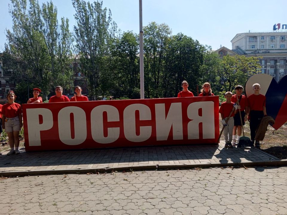 Сегодня 31.07.2025 юнармецы города Донецк приняли участие в общегородском субботнике в рамках акции «Чистый четверг» вместе с представителями городской власти и общественными организациями Сегодня 31.07.2025 юнармецы города Донецк приняли участие в общегородском субботнике в рамках акции «Чистый четверг» вместе с представителями городской власти и общественными организациями