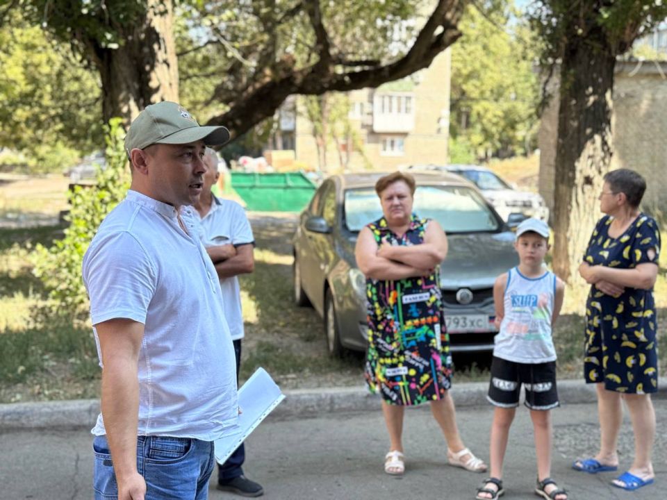 Встреча с жителями. Сегодня, 31 июля, первый заместитель главы администрации городского округа Иловайск, Свердлов Михаил Николаевич, провел встречу с населением на подведомственной территории Встреча с жителями. Сегодня, 31 июля, первый заместитель главы администрации городского округа Иловайск, Свердлов Михаил Николаевич, провел встречу с населением на подведомственной территории