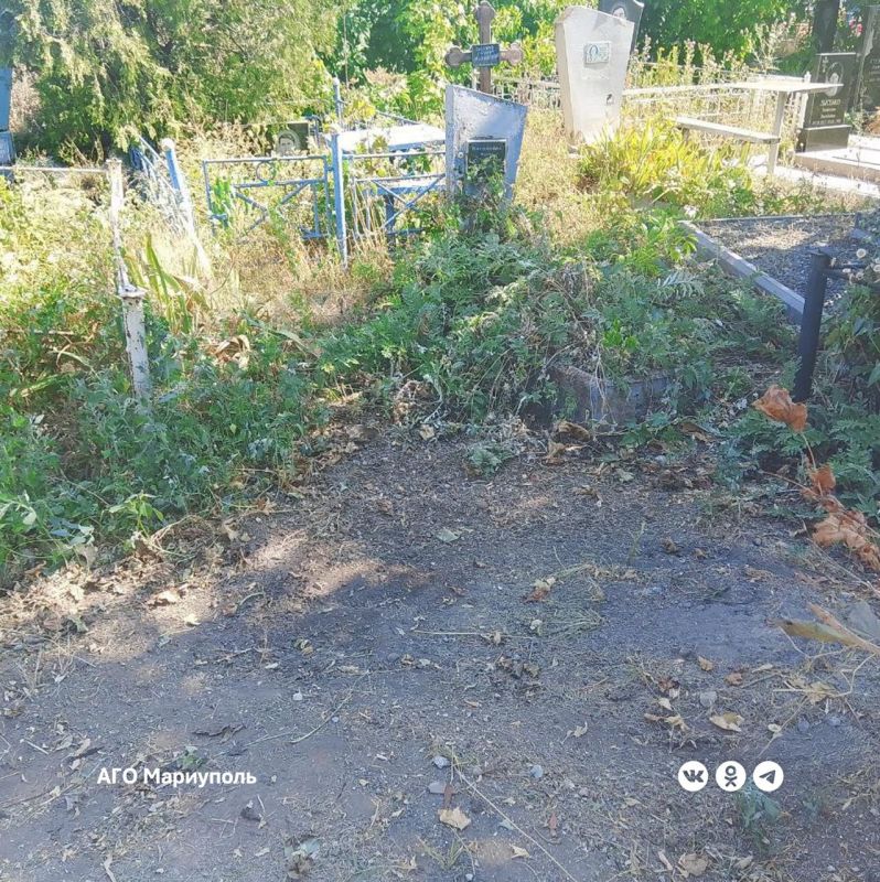 Мариупольские коммунальщики продолжают благоустройство ритуальных мест Мариупольские коммунальщики продолжают благоустройство ритуальных мест