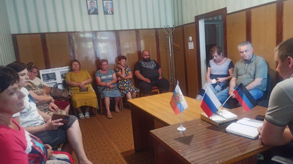 В рамках партийного проекта "Школа ЖКХ" проведена встреча с местными жителями села Мичурино, на которой присутствовал и отвечал на интересующее вопросы и.о. главы Администрации Тельмановского м.о В рамках партийного проекта "Школа ЖКХ" проведена встреча с местными жителями села Мичурино, на которой присутствовал и отвечал на интересующее вопросы и.о. главы Администрации Тельмановского м.о