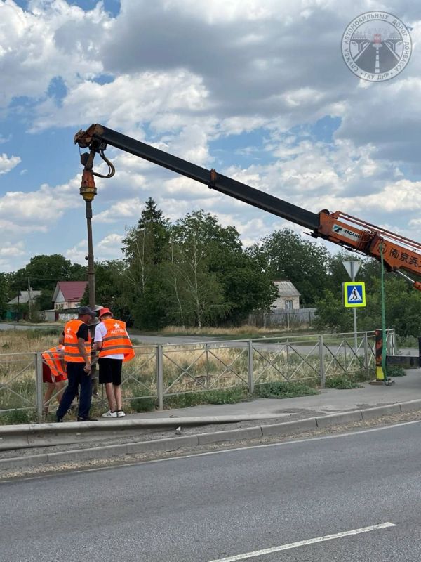 В рамках поручения Главы ДНР приступили к обустройству участков дорог вблизи школ и остановочных пунктов техническими средствами организации дорожного движения В рамках поручения Главы ДНР приступили к обустройству участков дорог вблизи школ и остановочных пунктов техническими средствами организации дорожного движения