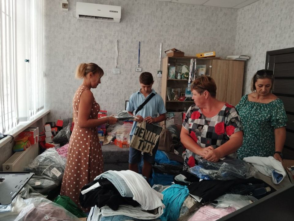 В Мангушском муниципальном округе активно продолжается раздача гуманитарной помощи в виде одежды и музыкальных колонок, предоставленной Союзом женщин ДНР и общественной организацией "Русский мир" В Мангушском муниципальном округе активно продолжается раздача гуманитарной помощи в виде одежды и музыкальных колонок, предоставленной Союзом женщин ДНР и общественной организацией "Русский мир"