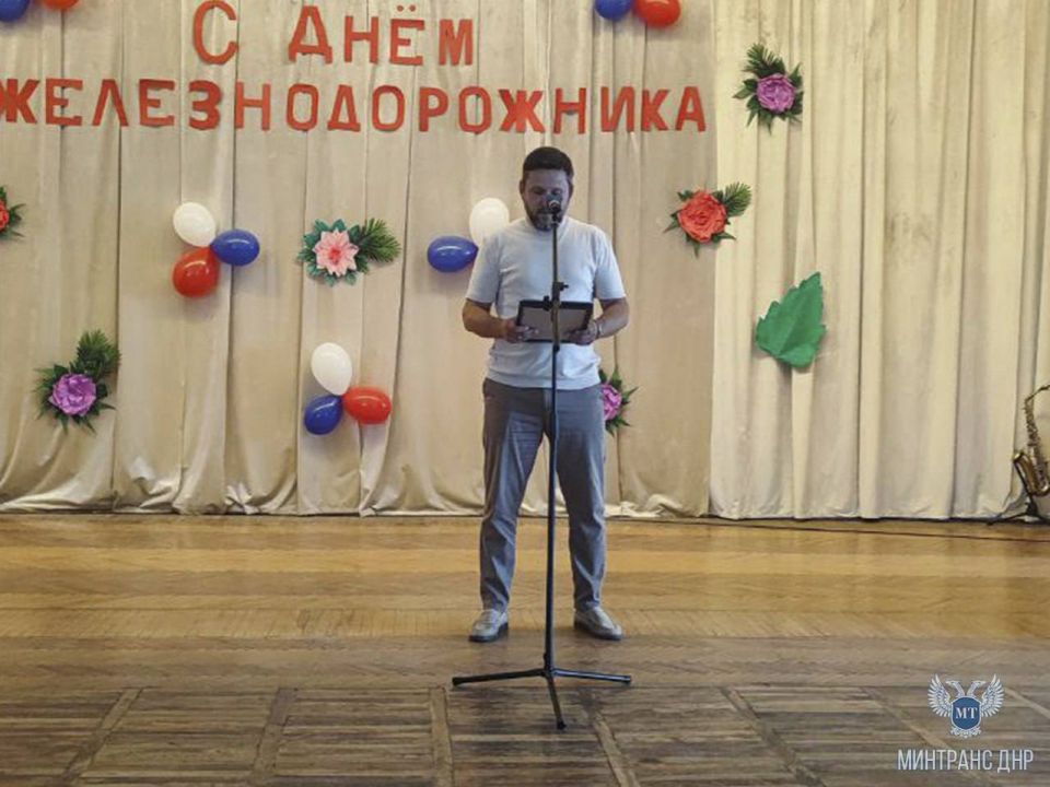 В преддверии Дня железнодорожника специалисты Минтранса ДНР поздравили работников железнодорожной отрасли в Дебальцево и Иловайске В преддверии Дня железнодорожника специалисты Минтранса ДНР поздравили работников железнодорожной отрасли в Дебальцево и Иловайске