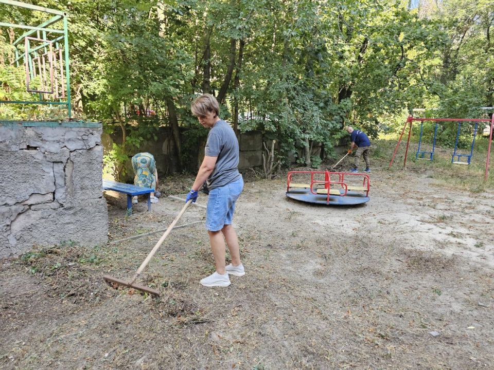 Сегодня в рамках партийного проекта Единой России «Городская среда» в Ворошиловском районе прошла экологическая акция «Чистый четверг» Сегодня в рамках партийного проекта Единой России «Городская среда» в Ворошиловском районе прошла экологическая акция «Чистый четверг»