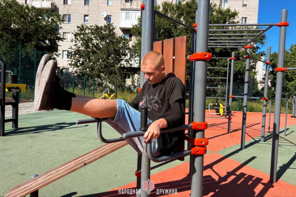 В рамках реализации проекта «Старший брат» ветеран боевых действий СВО Николай Онопченко провёл вечернюю тренировку на спортивной площадке В рамках реализации проекта «Старший брат» ветеран боевых действий СВО Николай Онопченко провёл вечернюю тренировку на спортивной площадке