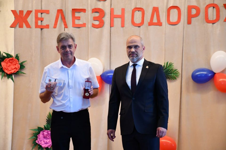 Сергей Желновач: В преддверии празднования Дня железнодорожников, сегодня в Дебальцево чествовали с профессиональным праздником работников стальных магистралей Сергей Желновач: В преддверии празднования Дня железнодорожников, сегодня в Дебальцево чествовали с профессиональным праздником работников стальных магистралей