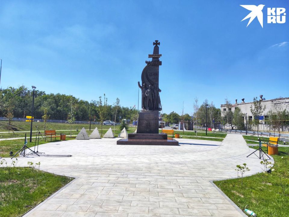 В Волновахе установили памятник погибшим дорожникам, которые восстанавливали Донбасс и Новороссию после их воссоединения с Россией В Волновахе установили памятник погибшим дорожникам, которые восстанавливали Донбасс и Новороссию после их воссоединения с Россией